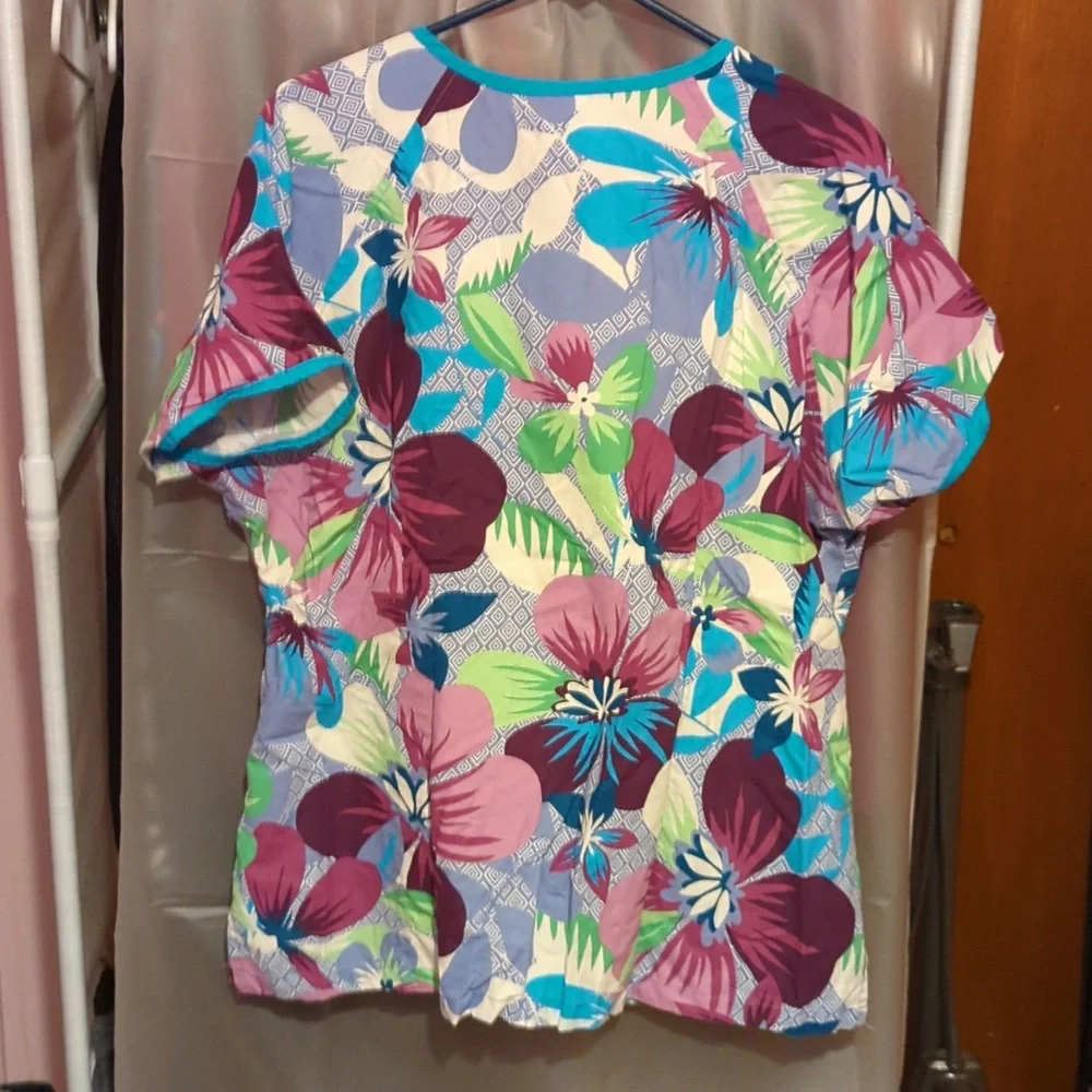 Scrub top - Picture 2 of 4